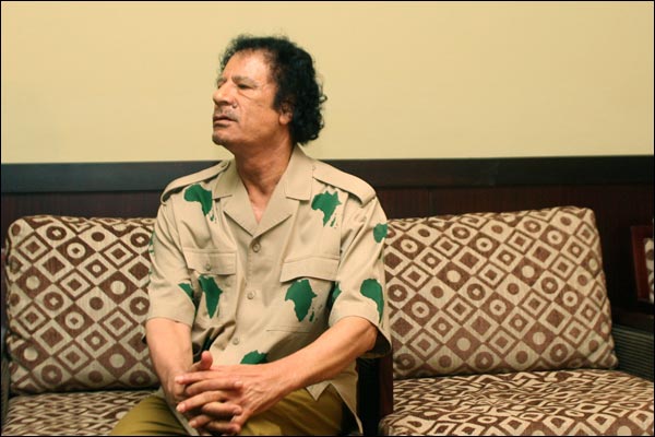 Đại tá Gaddafi từng xưng là 'vua châu Phi' mặc áo có in hình châu Phi màu xanh