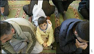 Mešita v Bagdádu, kde zaměstnanci elektrárenské společnosti dostali první mzdy