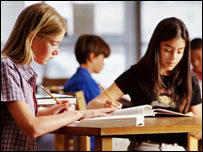 两名读书的学生