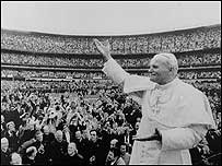 Papa acena para multidão em estádio de Nova York, em 1979