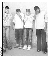 محکومان - عکس از روزنامه قدس