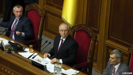 Керівники парламенту за столом президії 