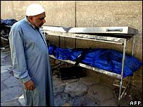 Kumaşa sarılı cesetlere bakan Iraklı