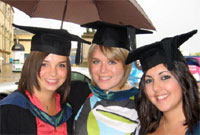 Kirsty JOnes (yn y canol) gyda'i ffrindiau