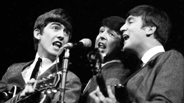 George Harrison, Paul McCartney e John Lennon.