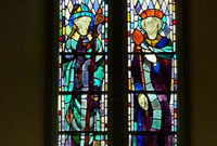 Ffenestr Liw, mynachlog Ynys Byr. Llun gan David Walters