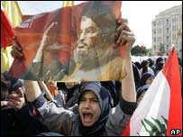 Manifestantes (segurando a foto do lídero do Hezbollah) pedem a renúncia do primeiro-ministro do Líbano, Fouad Siniora