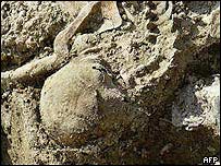 Srebrenitsa'da toplu mezardan bir görüntü