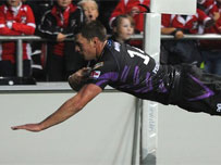 Lee Byrne yn croesi am gais cyntaf y Gweilch