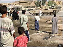 Americký tank v ulicích Nadžafu