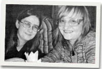 Einir a'i ffrind Natasha yn Rwsia