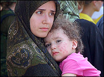 ایک ماں اور اس کی بچی مدد کے انتظار میں