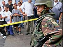 Venezuelský voják v podpisovém centru