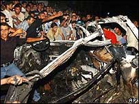 Carro atingido por míssel israelense