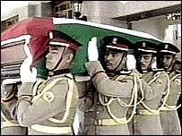 Caixão de Yasser Arafat é carregado por soldados egípcios