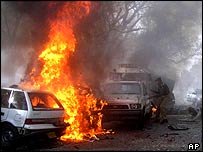 Carros destruídos perto do local da explosão em Karachi