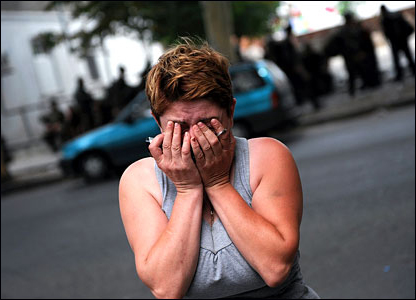 Một người khóc bên ngoài bệnh viện ở Tori