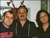 زوج هنرمند فريد و جيهه رستگار، در کنار سميع حامد (وسط) شاعر و آهنگساز آخرين آلبوم شان