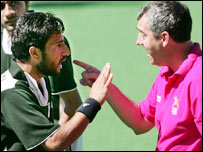 پاکستانی کھلاڑی شکیل عباسی اور ایمپائر جیرالڈ کورین 