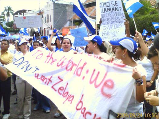 Manifestación a favor de Micheletti y en contra de Zelaya