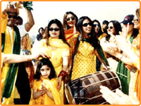 بسنت پر ڈھول باجے اور خواتین خوشیاں مناتی ہوئیں