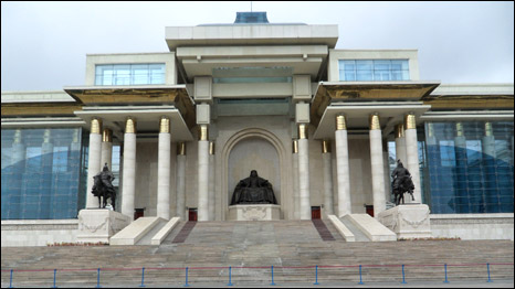 Tòa nhà Quốc hội Mông Cổ, với tượng Thành Cát Tư Hãn ở chính giữa