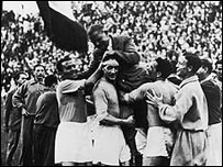 O elenco italiano carrega o treinador Vittorio Pozzo 