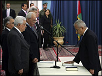 Ông Fayyad (phải) tuyên thệ trước chủ tịch Abbas