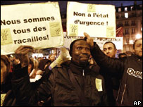 Estudantes franceses seguram cartazes com a frase "Somos todos escória, não ao estado de emergência".