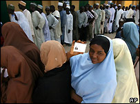 Eleitores fazem fila na Nigéria
