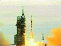 Imagem de TV mostra o lançamento do shenzhou 6 