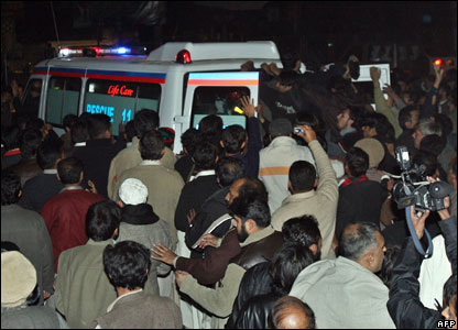 Më pas ata i shkuan pas ambulancës e cila e transportoi arkivolin mes rrugëve të Rawalpindit. 