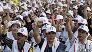 台湾劳工举行示威