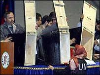 داخل صندوق های رای به نمايندگان نشان داده می شود 