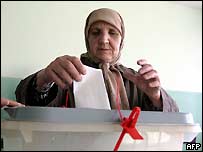 Một phụ nữ đi bỏ phiếu tại Kosovo