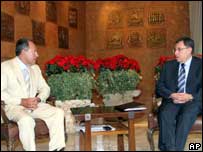 O presidente do Líbano, Émile Lahoud (dir.) com o primeiro-ministro indicado, Fuad Saniora