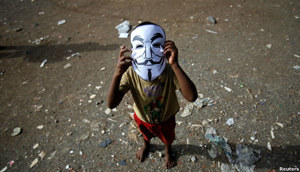 Niño con una máscara de Guy Fawles, símbolo de los activistas de Anonymous