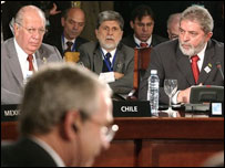 O presidente do Chile, Ricardo Lagos, o ministro das Relações Exteriores, Celso Amorim e o presidente Luís Inácio Lula da Silva obervam um discuro do presidente americano, George W. Bush.