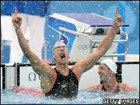 César Cielo comemora ouro em Pequim