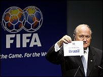 Presidente da FIFA, Sepp Blatter, mostra o nome do Brasil em cerimônia para o anúncio da sede da Copa de 2014