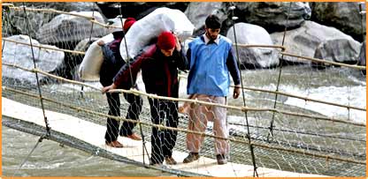 وادیِ نیلم میں چلیانہ کے پل سے امدادی سامان لایا جا رہا ہے