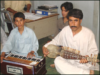 ضيا در حال تمرين با استاد رباب نوازش