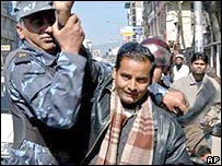 Polis bir göstericiyi yakalıyor (10 Şubat)