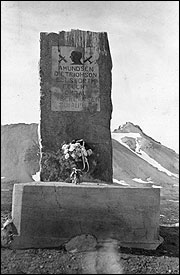 Amundsen Memorial, Svalbard