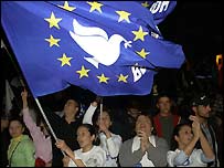 Ada'nın kuzeyinde referandumda çıkan evet sonucunu kutlayan Türkler