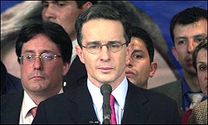 Uribe slíbil, že na území ovládané povstalci pošle policejní jednotky.