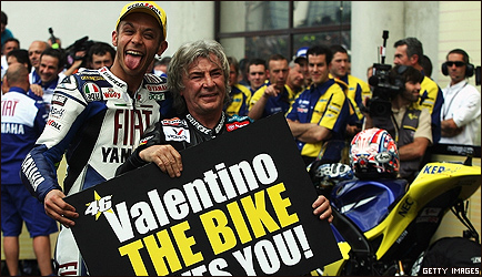 Valentino Rossi celebra su triunfo en el Gran Premio de Francia de MotoGP