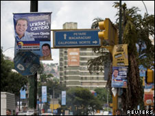 Carteles de la oposición en las calles de Caracas. 