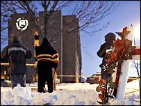 Květiny nedaleko místa masakru