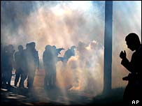 Policiais lançam bombas de gás lacrimogênio